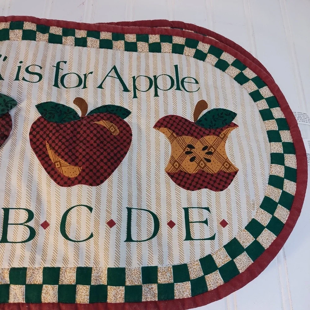 Set of 4 VTG Apple Quilted Placemats Farmhouse Cottagecore Country Style Oval